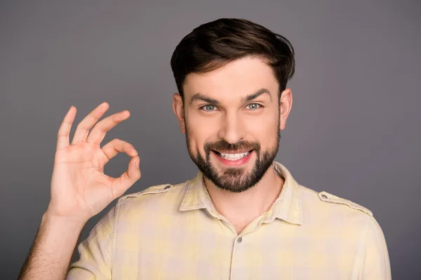 Joven empresario alegre con radiante sonrisa gesto "OK " —  Fotos de Stock