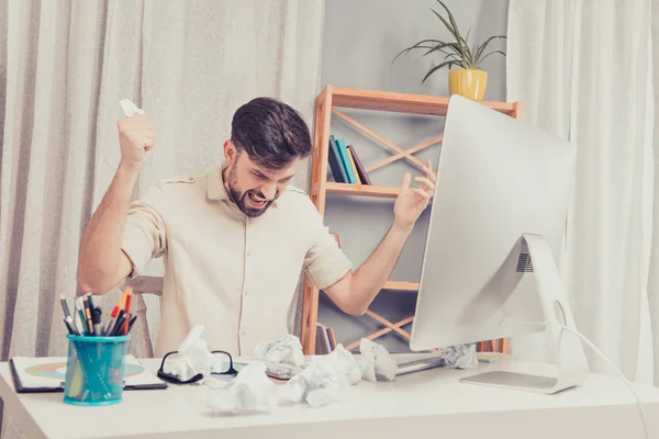 Overwerkt trieste man schreeuwen terwijl u werkt in office — Stockfoto