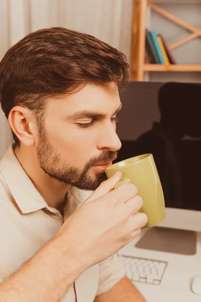 Portret zmęczony przystojny mężczyzna pije kawę z bliska — Zdjęcie stockowe