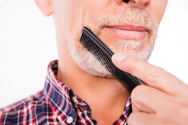Close up retrato de belo homem idoso penteando sua barba — Fotografia de Stock