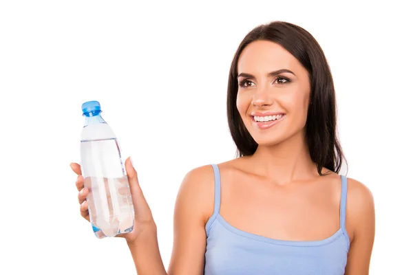 Allegro bruna felice che tiene una bottiglia con acqua dolce — Foto Stock