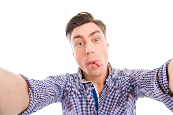Śmieszne młody człowiek co komiks selfie i pokazując język — Zdjęcie stockowe