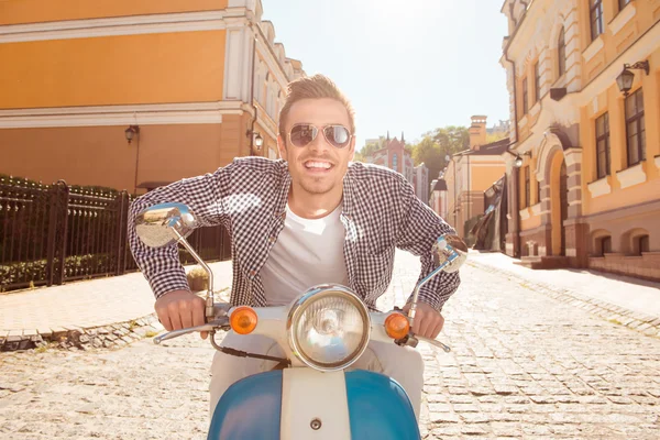 Knappe jonge man rijden een motorfiets — Stockfoto