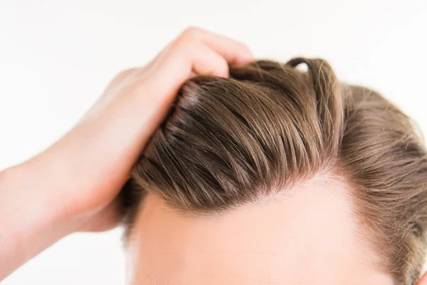 Foto de cerca del cabello limpio y saludable del hombre sin peletería —  Fotos de Stock
