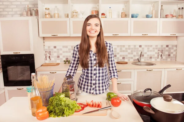 Portret van gelukkig lachend huisvrouw gaan maken van het diner — Stockfoto