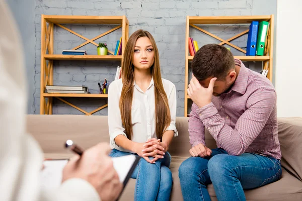Casal jovem perturbado com problemas conjugais em psicoterapeuta — Fotografia de Stock