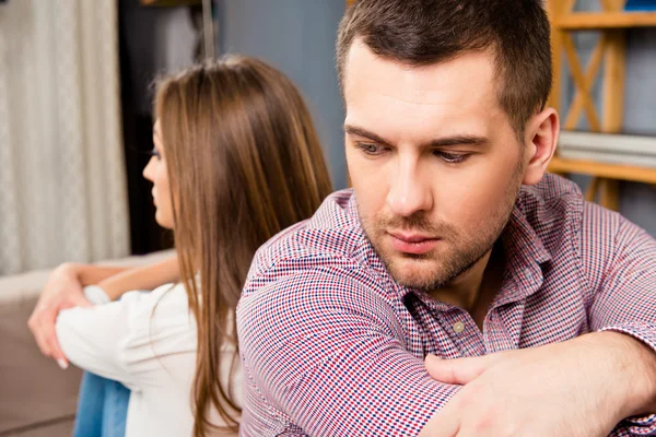 De cerca retrato de hombre guapo triste teniendo conflicto con su g — Foto de Stock