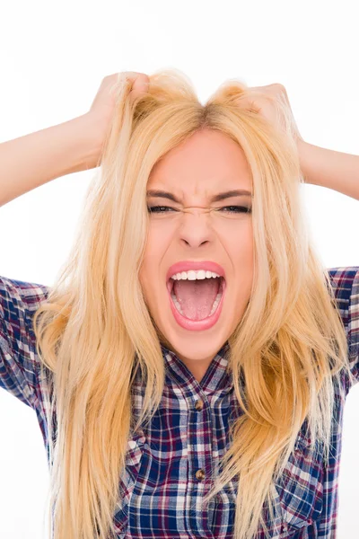 Close-up van portret van boze vrouw schreeuwen en hoofd te houden — Stockfoto