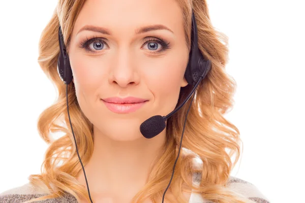 Primer plano retrato de joven bonita agente de call center —  Fotos de Stock