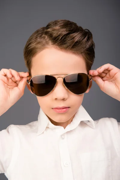 Primer plano retrato de poco serio fresco chico en gafas —  Fotos de Stock