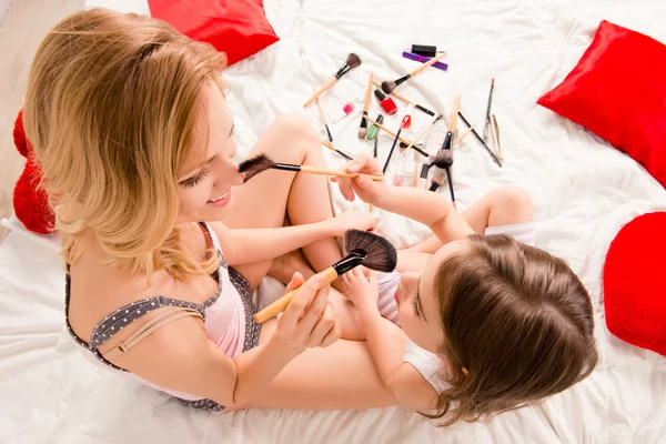 Foto vista dall'alto di giovane donna e il suo bambino che fa il trucco — Foto Stock