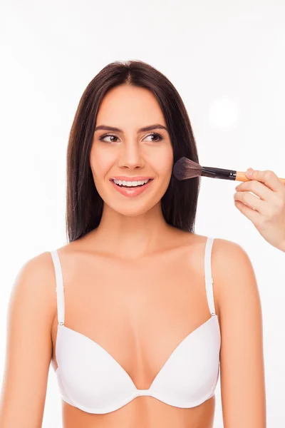 Retrato de linda chica alegre en sujetador blanco haciendo maquillaje ingenio — Foto de Stock