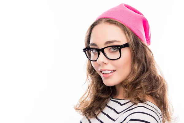 Portret van jonge hipster meisje in glazen en roze hoed — Stockfoto