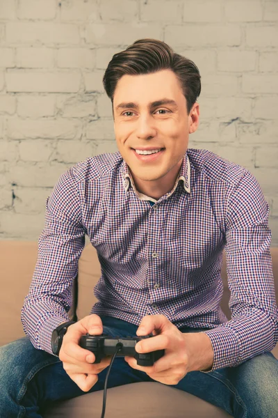 Porträt eines fröhlichen glücklichen Mannes, der Videospiele spielt — Stockfoto