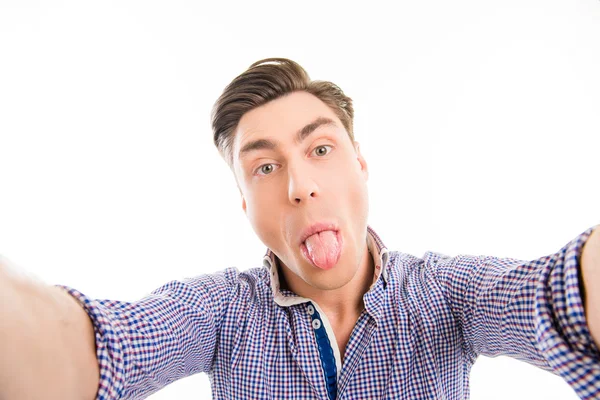 Zabawny człowiek szczęśliwy Dokonywanie komiks selfie i pokazując język — Zdjęcie stockowe