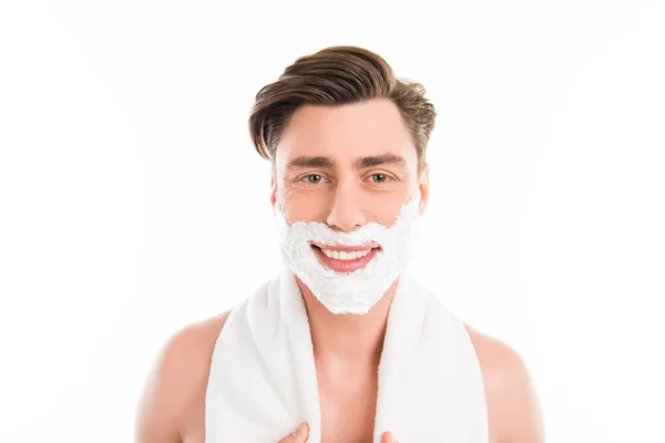 Портрет веселого счастливого человека с полотенцем и пеной на лице — стоковое фото