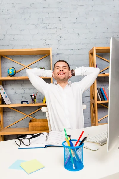 Handsome happy office worker having break and relaxing after wor — Stock Photo, Image
