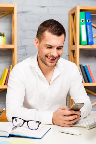 Retrato de un hombre de negocios sonriente escribiendo un mensaje en su oficina — Foto de Stock