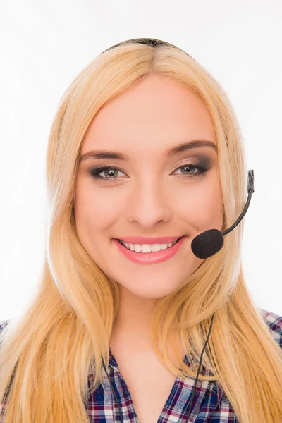 Close-up van portret van vrolijke mooie jonge blonde hoofdtelefoon — Stockfoto