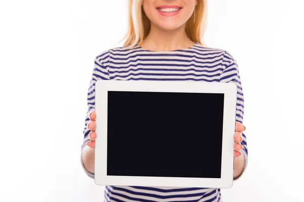Photo rapprochée de la fille souriante montrant l'écran noir de la tablette — Photo