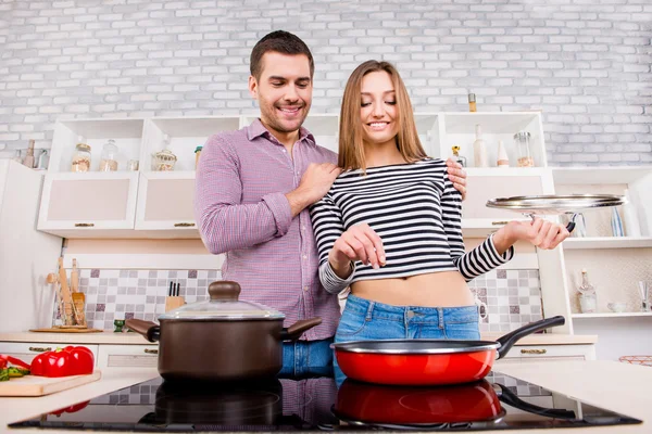 Par i kärlek matlagning i köket och salt omelett — Stockfoto