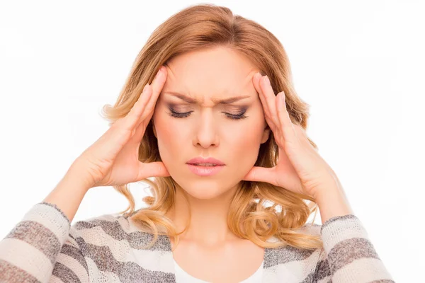 Aantrekkelijke jonge vrouw lijden van sterke migraine — Stockfoto