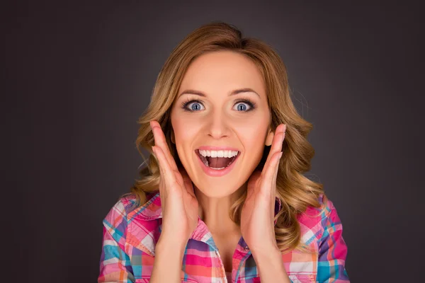 Retrato de mujer feliz sorprendida tocando su cara con el mo abierto — Foto de Stock