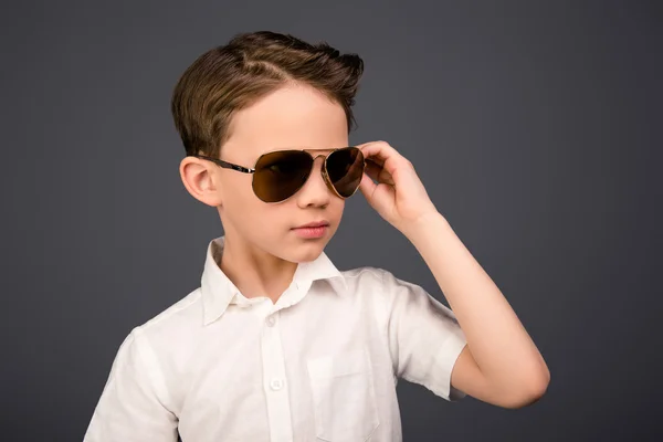 Rolig liten pojke i vit skjorta bär glasögon — Stockfoto