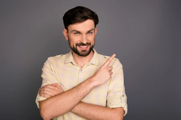 Fröhlicher junger erfolgreicher Geschäftsmann zeigt weg — Stockfoto