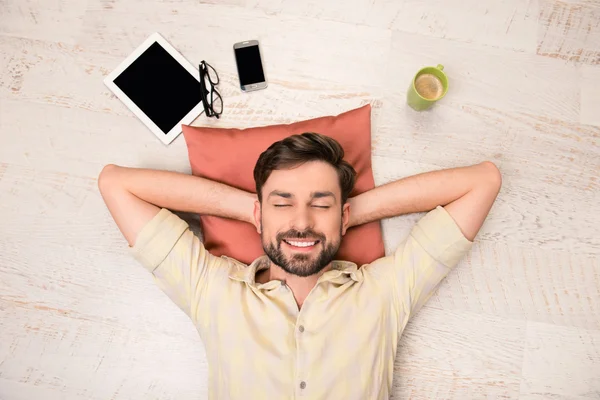 Retrato de hombre feliz acostado en el suelo y soñando con smth — Foto de Stock