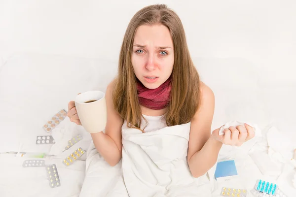 Närbild porträtt av sjuk kvinna med grippe holding kopp varm — Stockfoto