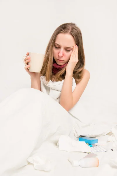 Retrato de mujer enferma con grippe y dolor de cabeza sosteniendo taza de h — Foto de Stock