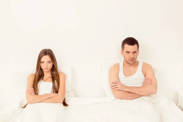 Upprörda unga par med äktenskapliga problem eller oenighet i — Stockfoto