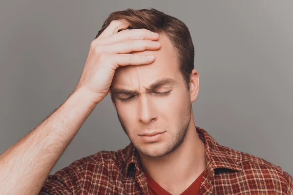 Jeune homme attrayant souffrant de forts maux de tête — Photo