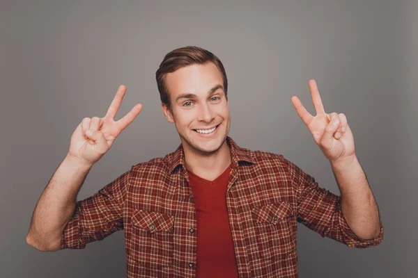 Retrato de hombre feliz sonriente mostrando dos dedos —  Fotos de Stock