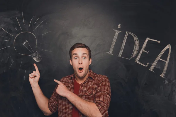 アイデアを持つ黒板の背景と若い男 — ストック写真