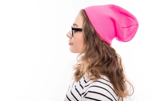 Retrato de chica hipster joven en gafas y sombrero rosa —  Fotos de Stock