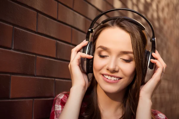 Närbild porträtt av ung glad flicka lyssnar musik med han — Stockfoto