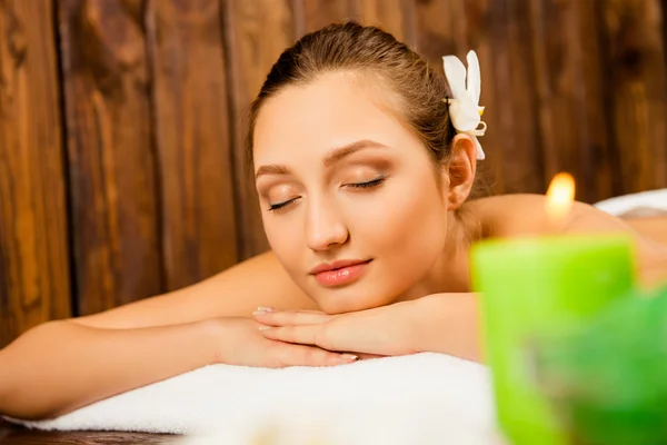 Tutup wanita muda cantik berbaring di spa salon dengan e tertutup — Stok Foto