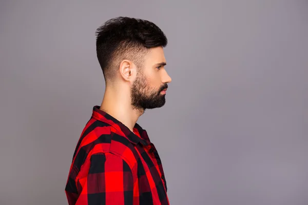 Retrato de vista lateral o homem de mente séria em camisa quadriculada vermelha — Fotografia de Stock