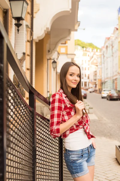 Retrato de bela jovem mulher andando na rua da cidade — Fotografia de Stock