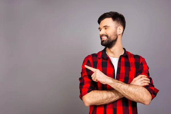 Alegre joven exitoso hombre señalando lejos — Foto de Stock