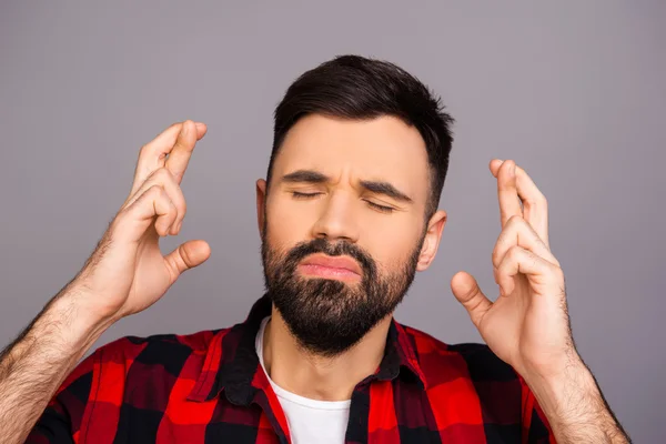 Portrait de jeune homme calme en attente d'un moment spécial — Photo