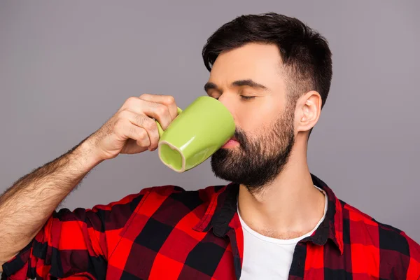 Retrato de belo jovem barbudo bebendo café — Fotografia de Stock