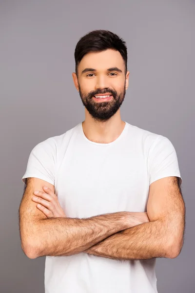 Portrait d'un bel homme souriant en T-shirt blanc à h croisée — Photo