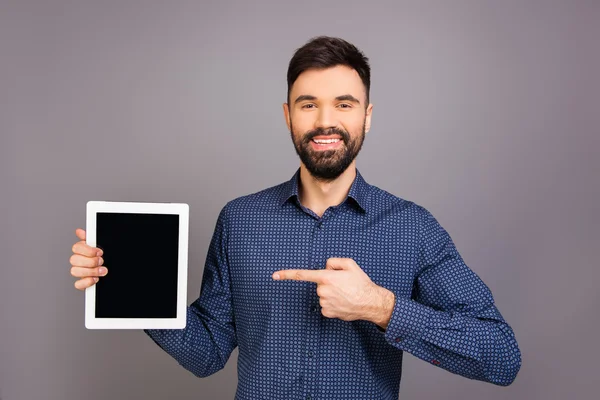 Bonito jovem empresário feliz apontando na tela do tablet — Fotografia de Stock
