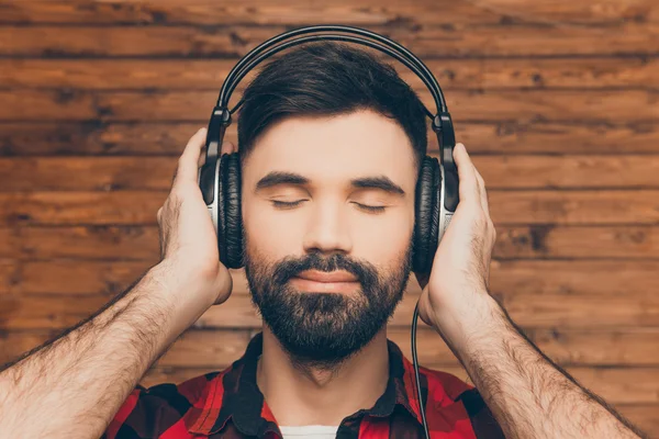 Primer plano retrato del hombre relajado en los auriculares escuchando música — Foto de Stock