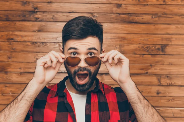 Retrato de joven triste sorprendido en gafas con la boca abierta — Foto de Stock