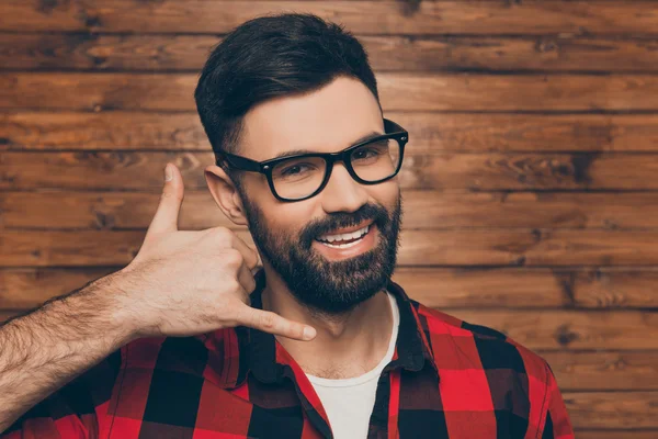 Gros plan portrait de garçon souriant dans des lunettes demandant à l'appeler — Photo