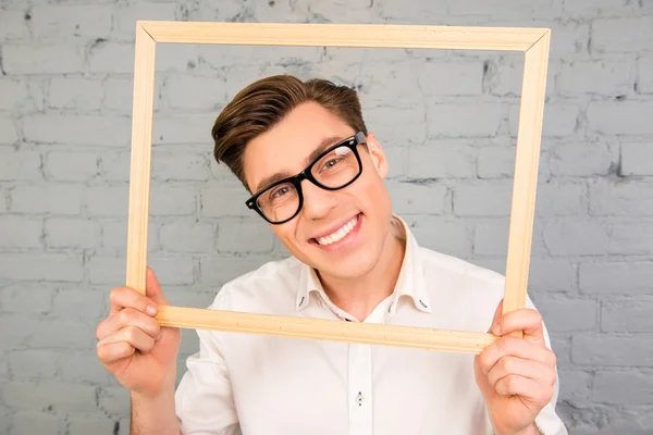 Retrato de hombre feliz sonriente en gafas con marco de madera —  Fotos de Stock